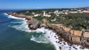 Lizbon 'un Cascais bölgesindeki Guia Deniz Feneri. Sahil şehrindeki hareketli bir deniz fenerinin havadan görünüşü. Sahil Gökyüzü Sahil Kıyısı Yaz Zamanı. Seaside Beach Panoramik. Lizbon 'un Cascais Bölgesi.