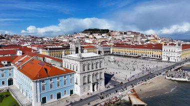 Lizbon 'daki Comercio Meydanı. Yemyeşil parkın ve etrafındaki binaların havadan görünüşü. Altyapı Skyline Panoramic City View Awesome. Altyapı Şehir Manzarası. Lizbon Portekiz.