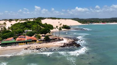 Natal Rio Grande Do Norte Brezilya 'daki Genipabu Plajı. Bereketli bir tropikal sahil manzarasının nefes kesici görüntüsü. Ada Hayatı Manzarası Huzurlu Güzel. Huzurlu. Natal Rio Grande do Norte.