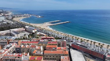 Barselona İspanya 'daki Barceloneta Plajı. Yüksek binaları ve trafiği olan hareketli bir şehrin havadan görünüşü. Sahil Bulutları Yaz mevsimi. Coast Outdoor Panning Wide 'da. Barselona İspanya.