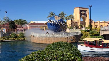 Orlando Florida Birleşik Devletleri 'ndeki Universal Orlando. Ünlü Lunaparkın nefes kesici hava manzarası. Şehir Gökyüzü Arkaplanı Kentsel. Şehrin yukarısında. Orlando Florida.