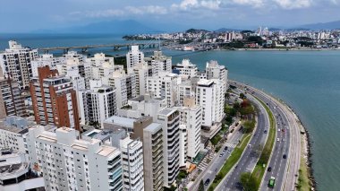 Florianopolis Santa Catarina Brezilya 'daki Zaman Geçidi Şehri. Çağdaş binalarla dolu şehir merkezinin havadan görünüşü. İş Bulutları Gökyüzü Şehir Merkezi. Arkaplan Ünlü.