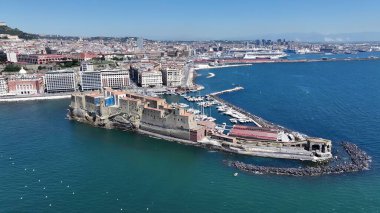 Napoli 'nin silueti Napoli Campania İtalya' da. Bereketli bir tropikal sahil manzarasının nefes kesici görüntüsü. İş Bulutları Gökyüzü Şehir Merkezi. İş dünyası geniş çaplı. Napoli Campania.