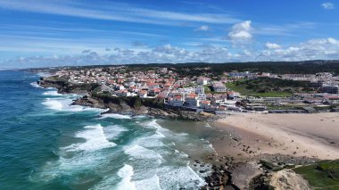 Sintra Lizbon Bölgesi Sahil Köyü Portekiz. Yaz tatilinde harika bir sahil manzarası olan kuş bakışı. Altyapı Skyline Panoramic City View Awesome. Altyapı Şehir Manzarası.