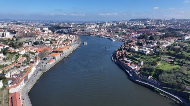Porto Portekiz 'de Porto Skyline. Şehir Skyline Modern ve Geleneksel Mimariyi Gösteriyor. Altyapı Skyline Gökdelenleri çarpıcı. Altyapı Mimarlık Şirketi. Porto Portekiz.