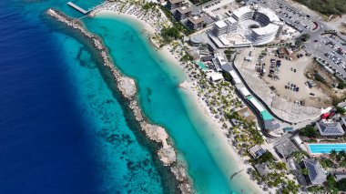 Willemstad Hollanda 'daki Mambo Plajı Curacao. Büyüleyici Tropikal Sahne Sahnesi Yukarıdan Görünüyor. Cennet Peyzajı Gezgin Şehveti. Cennet Sahili. Willemstad Hollanda.