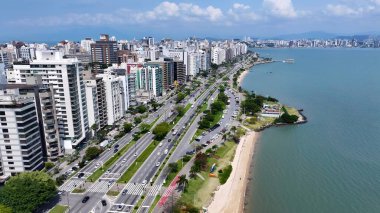 Florianopolis 'teki Florianopolis Skyline, Santa Catarina Brezilya. Yüksek katlı binaların ve şehir yaşamını gösteren trafik gösterilerinin havadan görüntüsü. Şehir Gökyüzü Arkaplanı Kentsel. Yukarıdaki Şehir.
