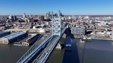 Philadelphia Pennsylvania 'daki Benjamin Franklin Köprüsü. Karşıdan karşıya geçen arabalarla süspansiyon köprüsünün kuşbakışı görüntüsü. Metropol Manzarası Panoramik Şehir Manzarası Güzel.