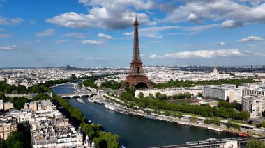 Paris 'teki Paris Skyline Fransa Adası' nda. Fransa 'nın başkentindeki Seine Nehri' nin nefes kesici manzarası. İş Bulutları Gökyüzü Şehir Merkezi. İş dünyası geniş çaplı. Paris Fransa Adası.