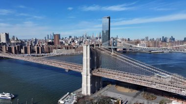 Manhattan 'daki Brooklyn Köprüsü New York Birleşik Devletleri. Yukarıdan bakıldığında şehrin yükseltilmiş yol köprüsü sembolü. Şehir Gökyüzü Arkaplanı Kentsel. Açık Arkaplan Panoramik Şehir. Manhattan New York.