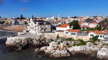 Lizbon 'un Cascais bölgesindeki Seixas Sarayı. Modern Cam Gökdelen, Hareketli Şehrin Üzerinde Yükseliyor. Cennet Adası Manzarası Minnettar Güzel. Yaz Zamanı Minnettar Kıyı.