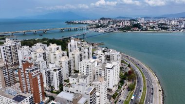 Florianopolis 'teki Florianopolis Skyline, Santa Catarina Brezilya. Zaman Hızı Drone 'unun nefes kesici görüntüsü. Şehir Bulutları Gökyüzü Arkaplanı Şehir. Şehir dışındaki ünlü..