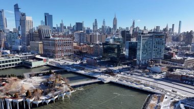 New York Skyline Manhattan 'da New York Birleşik Devletlerinde. Yukarıdan canlı bir şehrin telaş ve koşuşturmasını yakalamak. Metropol Manzarası Panoramik Şehir Manzarası Güzel. Kentsel Panoramik Şehir Görünümü.