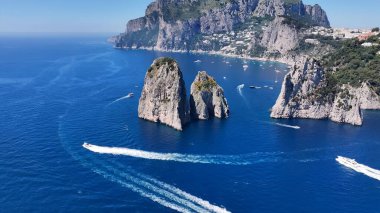 Napoli, Campania İtalya 'dan Faraglioni. Yaz tatilinde harika bir sahil manzarası olan kuş bakışı. Kıyı Bulutları Gökyüzü Sahil Denizi. Deniz kenarındaki panoramik. Napoli Campania.