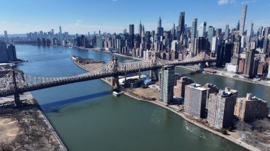 New York, Manhattan 'daki Queensboro Köprüsü. Şehir Skyline Modern ve Geleneksel Mimariyi Gösteriyor. Şehir merkezindeki iş dünyası. İş geçmişleri ünlüdür. Manhattan New York.