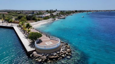 İngiltere 'deki Karayip İskelesi Bonaire Hollanda Antilleri. Yaz tatilinde harika bir sahil manzarası olan kuş bakışı. Terk edilmiş Skyline Sezon Arzusu. Sezon Rıhtım Kıyısı.