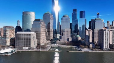 New York Skyline Manhattan 'da New York Birleşik Devletlerinde. Yukarıdan canlı bir şehrin telaş ve koşuşturmasını yakalamak. Metropol Manzarası Panoramik Şehir Manzarası Güzel. Kentsel Panoramik Şehir Görünümü.