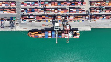 Valencia Limanı Valence Valence Community İspanya. Limanın yakınındaki Yük Gemisi 'nin nefes kesici görüntüsü. Metropolitan Peyzaj Ticari Binası Çarpıcı.