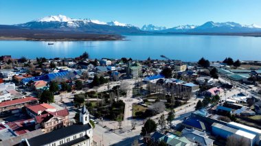 Torres del Paine Punta Şili 'deki gri buzul. Buzul Buzulları, kar kaplı dağlarla buzul gölüne dönüşüyor. Doğa Seyahati Karlı Orman Ağaçları.