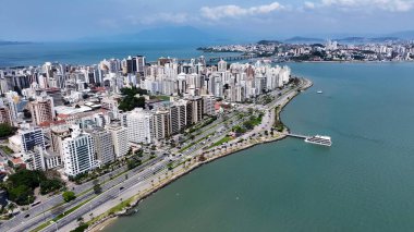 Florianopolis 'teki Florianopolis Skyline, Santa Catarina Brezilya. Yüksek katlı binaların ve şehir yaşamını gösteren trafik gösterilerinin havadan görüntüsü. Endüstriyel Peyzaj Ticari Binası Güzel.