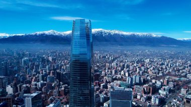 Santiago Metropolitan Bölgesi Şili 'deki Costanera Gökyüzü Binası. Gökdelen 'in havadan görünüşü ve şehir caddesinde yoğun trafik. Metropolitan Manzara Gökdelenleri Güzel.