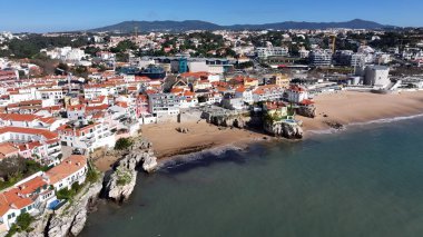 Lizbon 'un Cascais bölgesindeki Cascais Skyline. Gökdelenleri Şehir Merkezi Şehir Yaşamını Yansıtıyor. Shore Clouds Plaj Denizi. Shore Panning Wide 'da. Lizbon 'un Cascais Bölgesi.