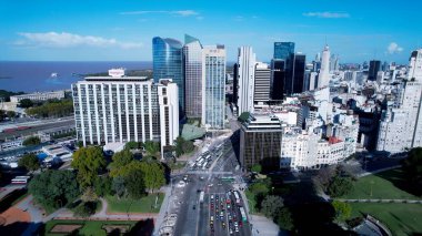Buenos Aires Arjantin Endüstriyel Bölgesi. Geniş Şehir Yayılmasına Bakan Tarihi Gökdelen. Şehir Gökyüzü Arkaplanı Kentsel. Açık Arkaplan Panoramik Şehir. Buenos Aires Arjantin.