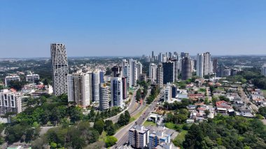 Curitiba Parana Brezilya 'da Curitiba Skyline. Şehir merkezinin modern binalarla dolup taşması. İş Bulutları Gökyüzü Şehir Merkezi. Özgeçmişleri meşhurdur. Curitiba Parana.