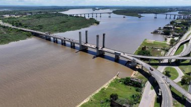Porto Alegre Rio Grande Do Sul Brezilya 'daki Kablolu Kalan Köprü. Otobanda yoğun trafiğin nefes kesici hava manzarası var. Metropolitan Manzara Gökdelenleri. Güzel. Metropolitan Şehir.