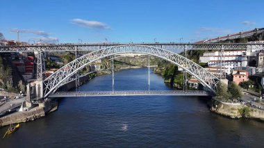 Porto Portekiz 'deki I. Luis Köprüsü. Karşıdan karşıya geçen arabalarla süspansiyon köprüsünün kuşbakışı görüntüsü. Şehir merkezindeki iş dünyası. İş geçmişleri ünlüdür. Porto Portekiz.