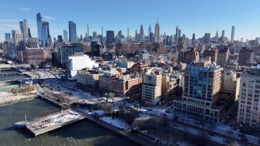 New York Skyline Manhattan 'da New York Birleşik Devletlerinde. İnanılmaz Skysraper 'lar ve caddedeki trafik yukarıdan izleniyor. Şehir merkezindeki iş dünyası. Şehir merkezinin dışında Panning Wide 'da. Manhattan New York.