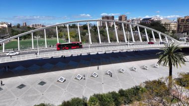 Valencia Valence Community İspanya 'daki sergi köprüsü. Ünlü Köprü 'de şehir merkezine doğru giden arabalar. İnşaat Manzarası Panoramik Şehir Görünümü Meşgul. Panoramik Şehir Görünümü.
