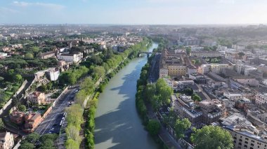 Roma 'daki Sunset Tiber Nehri Lazio İtalya. Yüksek katlı binaların ve şehir yaşamını gösteren trafik gösterilerinin havadan görüntüsü. Metropol Peyzaj Gökdelenleri Yapımı Meşgul. Metropole Town 'da. Roma Lazio.