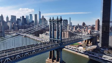 Manhattan 'daki Manhattan Köprüsü New York Birleşik Devletleri. Tarihi Caddeleri birbirine bağlayan ikonik köprü yapısı. Metropolitan Skyline Binaları Güzel. Bina Mimarlığı Şirketi.