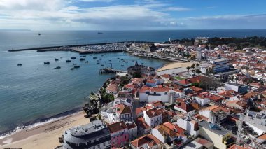 Cascais Skyline, Lizbon Bölgesi, Portekiz. Büyüleyici Tropikal Sahne Sahnesi Yukarıdan Görünüyor. Şehir Bulutları Gökyüzü Arkaplanı Şehir. Şehir dışındaki ünlü. Cascais Lizbon Bölgesi.