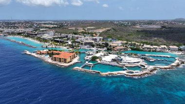 Willemstad Hollanda 'daki Deniz Akvaryumu Curacao. Turkuaz Okyanus Dalgaları Tropik Sahile Yavaşça Çarpıyor. Horizon Sahili Denizi kıyısında. Shore Seaside Panning Wide 'da. Willemstad Hollanda.