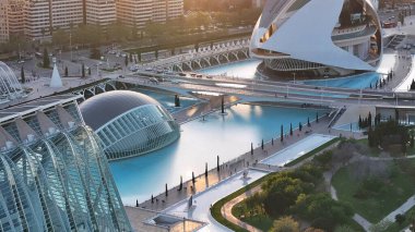 Valencia İspanya 'daki Günbatımı Bilim Müzesi. Yukarıdan canlı bir şehrin telaş ve koşuşturmasını yakalamak. İnşaat endüstrisi Skyline Birds View Vibrant. Şehirli Kuşlar Manzarası. Valencia İspanya.