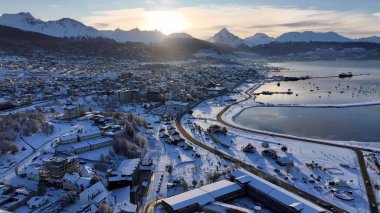 Ushuaia Tierra del Fuego Arjantin 'de Sunset Ushuaia Skyline. Yukarıdan canlı bir şehrin telaş ve koşuşturmasını yakalamak. Patagonya 'da açık hava seyahati. Dış Patagonya Havacılık.