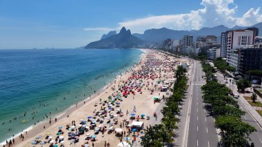 Rio de Janeiro Brezilya 'daki Ipanema Plajı. Turkuaz Okyanus Dalgaları Tropik Sahile Yavaşça Çarpıyor. Terk edilmiş Skyline Sezon Arzusu. Liman Kıyısı Mevsimi. Rio de Janeiro Brezilya.