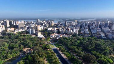 Porto Alegre Skyline In Porto Alegre Rio Grande Do Sul Brazil. Yüksek katlı binaların ve şehir yaşamını gösteren trafik gösterilerinin havadan görüntüsü. Şehir Bulutları Gökyüzü Arkaplanı Şehir. Şehir dışındaki ünlü..