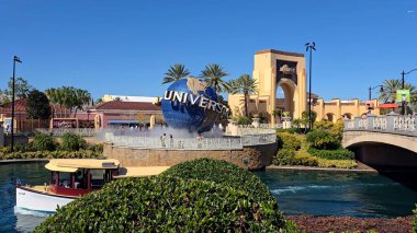 Orlando Florida Birleşik Devletleri 'ndeki Universal Orlando. Çeşitli çekicilikleri olan lunapark ve ziyaretçiler eğleniyor. Şehir Gökyüzü Arkaplanı Kentsel. Şehrin yukarısında. Orlando Florida.