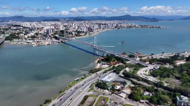 Florianopolis 'teki ünlü köprü Santa Catarina Brezilya. Karşıdan karşıya geçen arabalarla süspansiyon köprüsünün kuşbakışı görüntüsü. Şehir Bulutları Gökyüzü Arkaplanı Şehir. Şehir dışındaki ünlü..