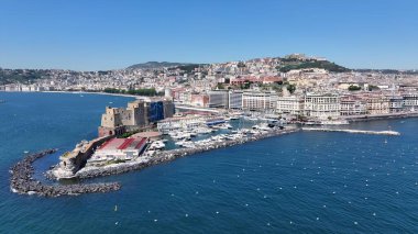 Napoli 'nin silueti Napoli Campania İtalya' da. Bereketli bir tropikal sahil manzarasının nefes kesici görüntüsü. Şehir merkezindeki İş Gökyüzü Arkaplanı. Şehir merkezindeki panoramik işleri. Napoli Campania.