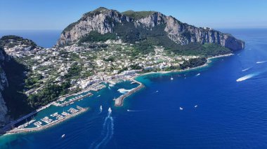 Napoli 'deki Capri Adası, Campania İtalya. Yaz tatilinde harika bir sahil manzarası olan kuş bakışı. Sahil Gökyüzü Sahil Kıyısı Yaz Zamanı. Deniz kenarındaki panoramik. Napoli Campania.
