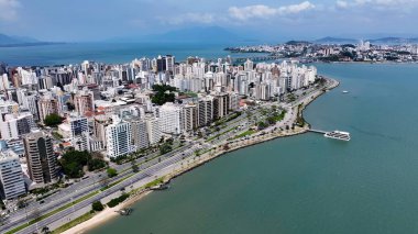 Florianopolis 'teki Florianopolis Skyline, Santa Catarina Brezilya. İnanılmaz Skysraper 'lar ve caddedeki trafik yukarıdan izleniyor. Şehir Gökyüzü Arkaplanı Kentsel. Açık Arkaplan Panoramik Şehir.