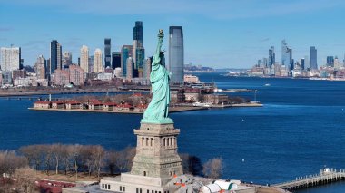 Manhattan 'da Özgürlük Anıtı New York Birleşik Devletleri. Doğal Manzaradaki Ünlü Heykelin Hava Manzarası. İnşaat Manzarası Panoramik Şehir Görünümü Meşgul. Panoramik Şehir Görünümü.