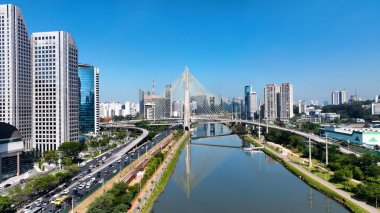 Sao Paulo Brezilya 'daki Cable Stayed Bridge. İnanılmaz Skysraper 'lar ve caddedeki trafik yukarıdan izleniyor. Şehir Gökyüzü Arkaplanı Kentsel. Açık Arkaplan Panoramik Şehir. Şehir merkezi Sao Paulo.