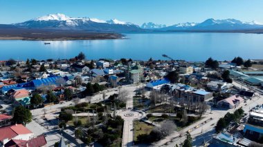 Şili 'nin Puerto Natales Magallanes bölgesindeki Patagonya Kasabası. İnanılmaz Skysraper 'lar ve caddedeki trafik yukarıdan izleniyor. Açık havada Seyahat İstikameti Patagonya Buzulu.