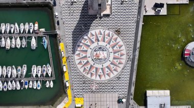 Lizbon 'daki Keşifler Anıtı. Doğal Manzaradaki Ünlü Heykelin Hava Manzarası. İş Bulutları Gökyüzü Şehir Merkezi. Özgeçmişleri meşhurdur. Lizbon Portekiz.