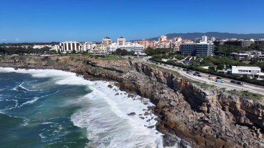 Cascais Skyline, Lizbon Bölgesi, Portekiz. Kristal berrak sularla sersemletici sahilin havadan görünüşü. Shore Clouds Plaj Denizi. Shore Panning Wide 'da. Cascais Lizbon Bölgesi.